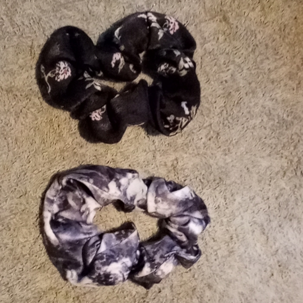I am selling scrunchies! - Picture 5 of 9